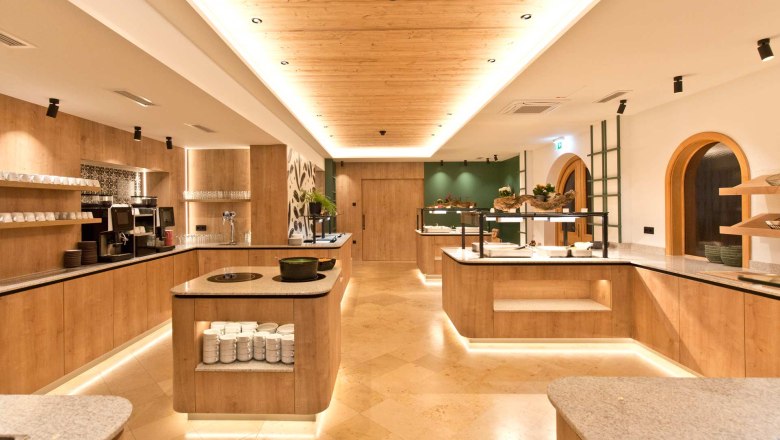 Moderner Buffetbereich mit Holzverkleidung und Beleuchtung.