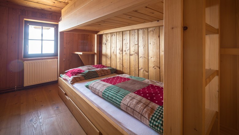 Faf&ouml;d&eacute;mes szoba emeletes &aacute;gyakkal &eacute;s kock&aacute;s mennyezettel.