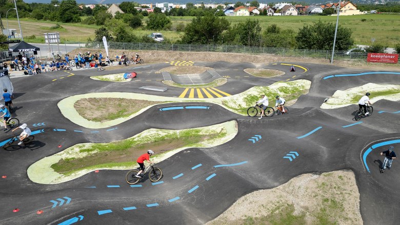 Pumptrack mit Radfahrern in Wiener Neustadt.