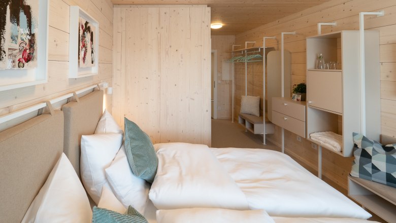 Doppelzimmer mit Holzbau, © freilich / IsaBella Fritsche