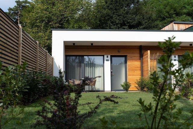 Modernes Gästehaus mit Holzverkleidung und Garten.