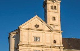 Barockkirche mit Turm und Zwiebelhaube.