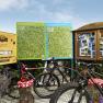 Fahrr&auml;der vor Infotafeln mit Wander- und Radwegen in den Wiener Alpen.