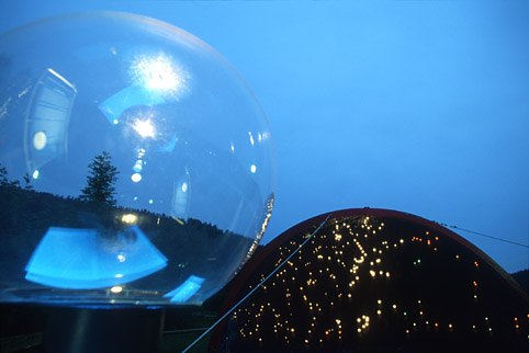 Glaskugel und beleuchtete Kuppel bei Dämmerung im Freien.