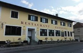 Gelbes Geb&auml;ude mit der Aufschrift 'Restaurant Pannonia'.