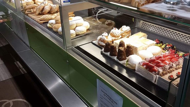 Eine Bäckereitheke mit verschiedenen Backwaren und Kuchen.