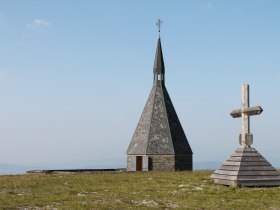 Kapelle und Gipfelkreuz am Hochwechsel, Joglland-Waldheimat in der Oststeiermark, © Oststeiermark Tourismus