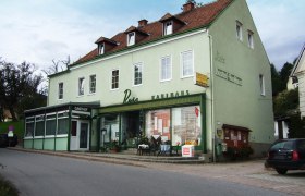 "Gasthof Rois" felirat&uacute; z&ouml;ld &eacute;p&uuml;let.