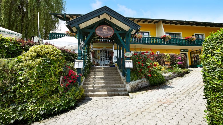 Eingang des Krumbacherhofs mit Treppe und Blumen.