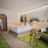 Ein gem&uuml;tliches Hotelzimmer mit Zirbenholzm&ouml;beln, einem Doppelbett, gr&uuml;nem Teppich und einem Sofa. An der Wand ein Bild von nebligem Wald.