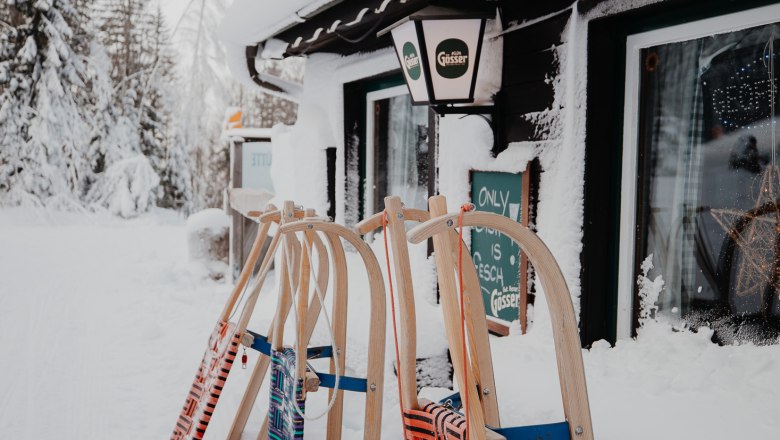 H&oacute;val bor&iacute;tott turistah&aacute;z, előtte sz&aacute;nk&oacute;.
