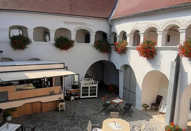Inner courtyard with restaurant, &copy; vierzigerhof