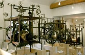 Alte mechanische Uhrwerke in einem Museum.