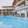 Pool mit Blick auf St. Wolfgang, &copy; Heldentheater, Hotel Molzbachhof