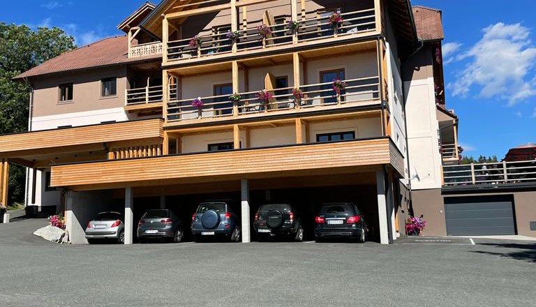 Hotel Schwengerer, © Tourismusverband Oststeiermark, Schwengerer Zweistöckiges Hotelgebäude mit Holzbalkonen.